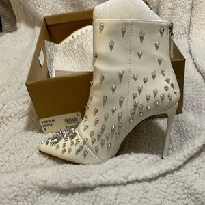 Viceroy white Steve Madden booty with studs and rhinestones